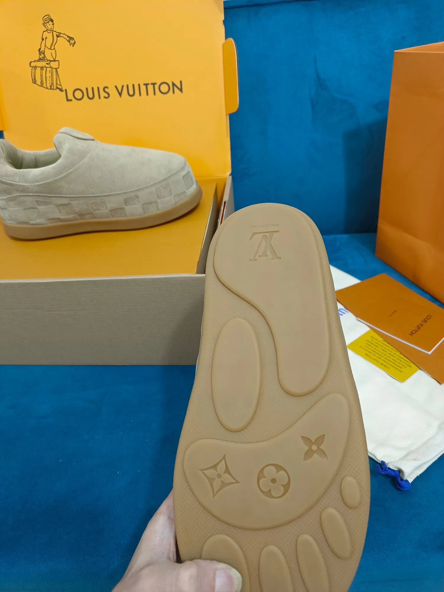 👟👟Ex-factory price 640👟👟 LV YETI slip-on shoes, based on suede cow leather, partially embossed with Nigo's reinterpretation of LV Damier pattern, cleverly echoing the Chinese tradition of taking off shoes when entering the house, and the "small feet" aesthetic is integrated into Chinese street genes. The palm-printed rubber outsole hides the LV letters and Monogram flowers. The exquisite craftsmanship made in Italy shows the brand's heritage in a comfortable slip-on style. The reservation mode adds a unique style, it is traditional and trendy, and it is suitable for couples aged 35-45.